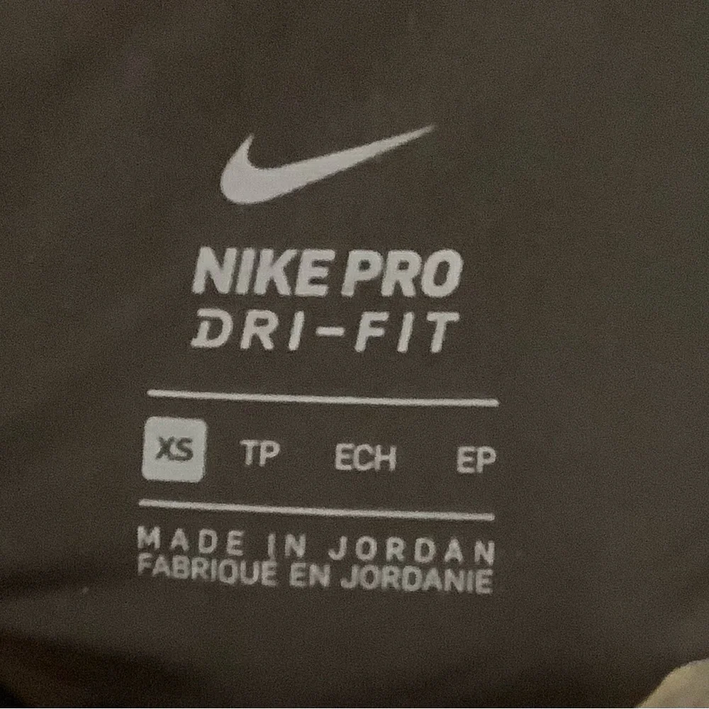 NEW! Nike Pro Dri-Fit Black Tight Fit Tank Top with Neon Pink Trim - Picture 5 of 7